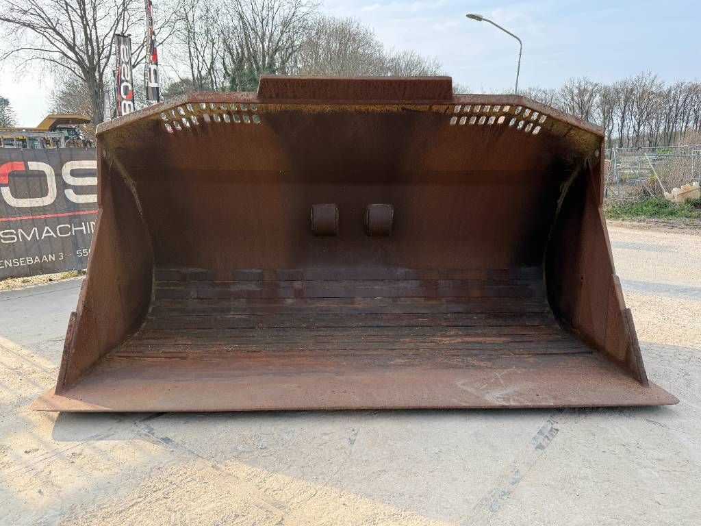 CAT 988 Bucket - Good Overall Condition