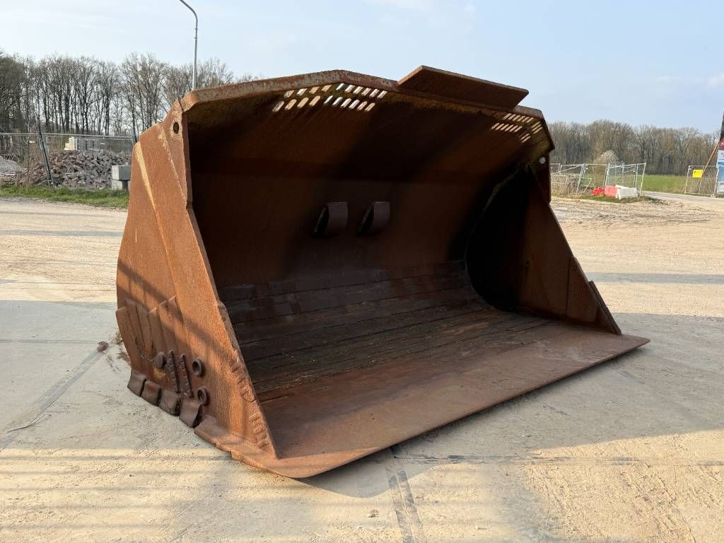 CAT 988 Bucket - Good Overall Condition