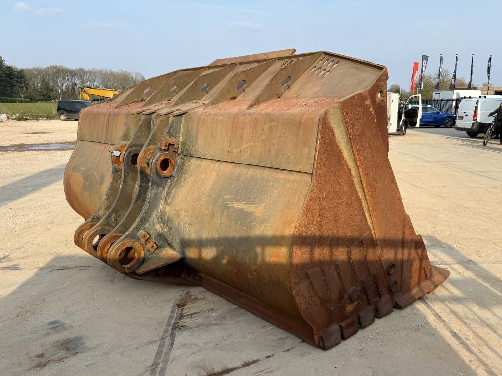 CAT 988 Bucket - Good Overall Condition