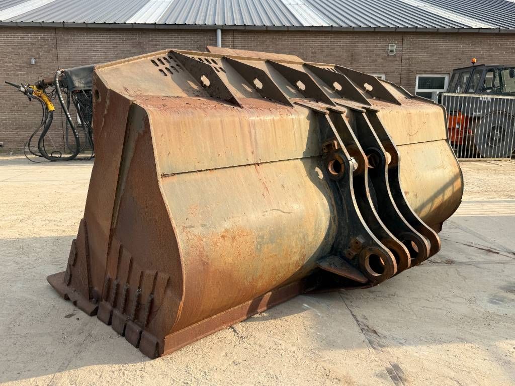 CAT 988 Bucket - Good Overall Condition