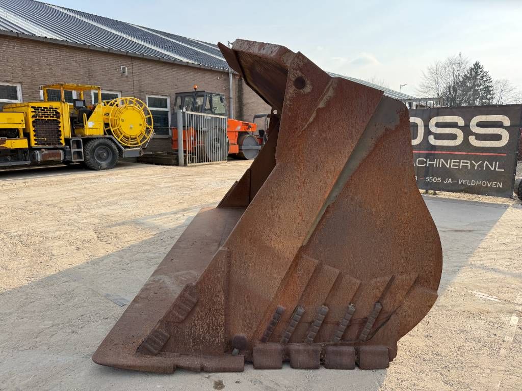 CAT 988 Bucket - Good Overall Condition