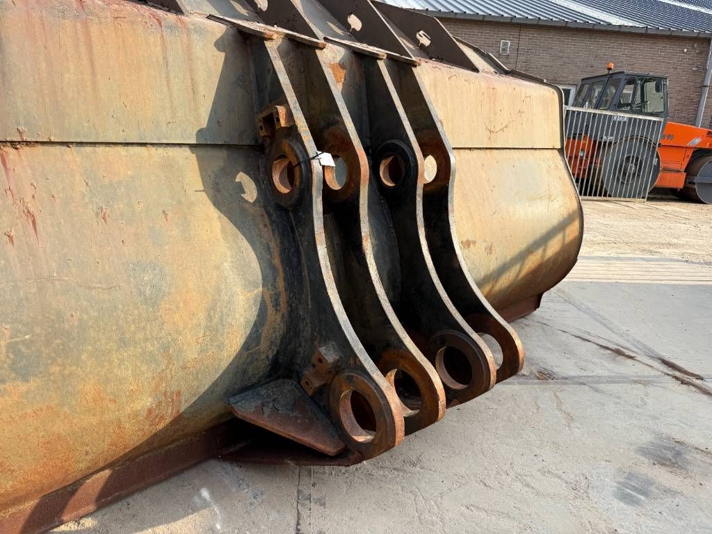 CAT 988 Bucket - Good Overall Condition