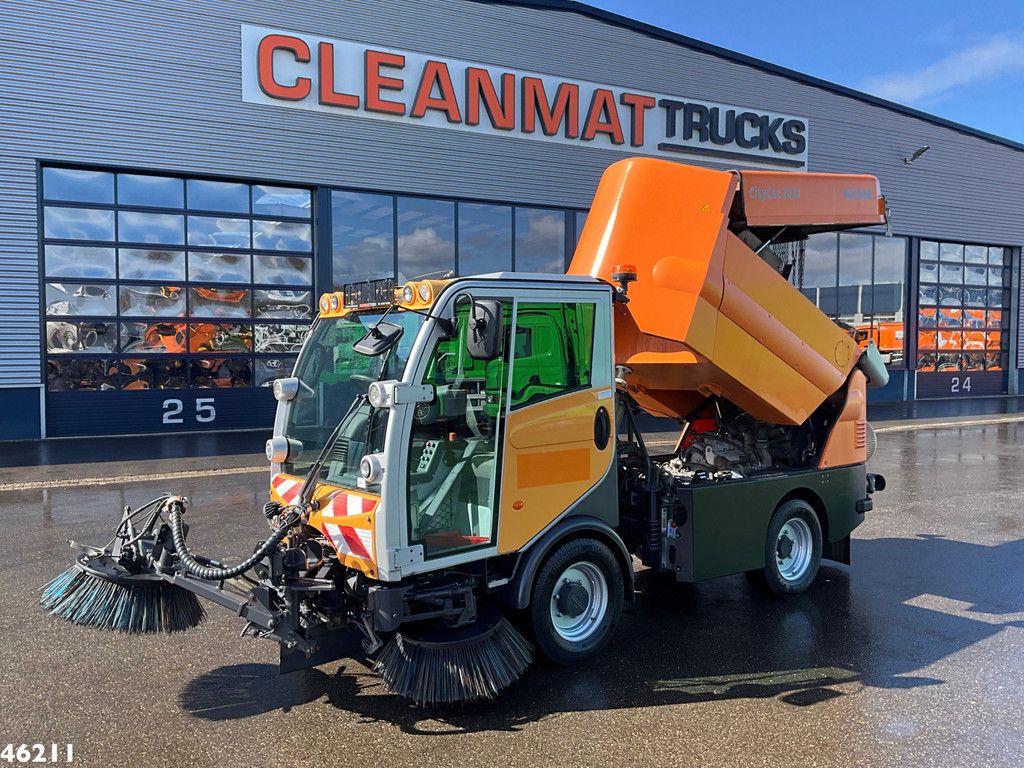 Bucher Citycat 2020 with 3-rd brush