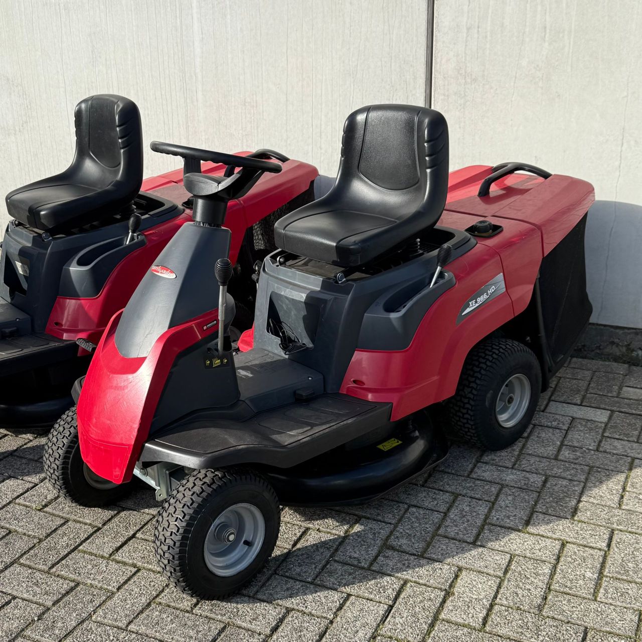 2x Castelgarden XE966 Zitmaaier met vangbak