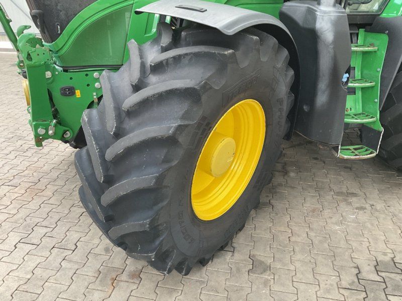 John Deere 6215R