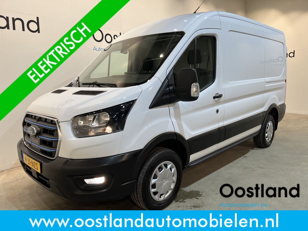 Ford E-Transit 350 L2H2 Trend 68 kWh / 100% Elektrisch !! / Airco / Cruise Control / CarPlay / Camera / Navigatie / 3-Zits / 13.850 KM !!