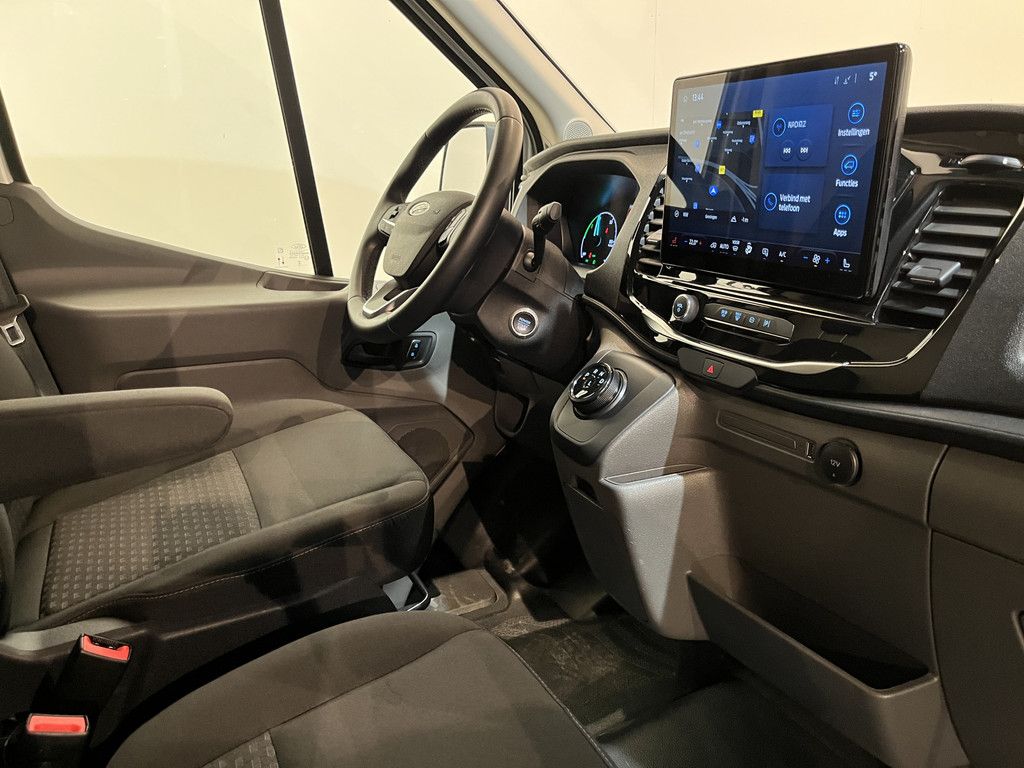 Ford E-Transit 350 L2H2 Trend 68 kWh / 100% Elektrisch !! / Airco / Cruise Control / CarPlay / Camera / Navigatie / 3-Zits / 13.850 KM !!