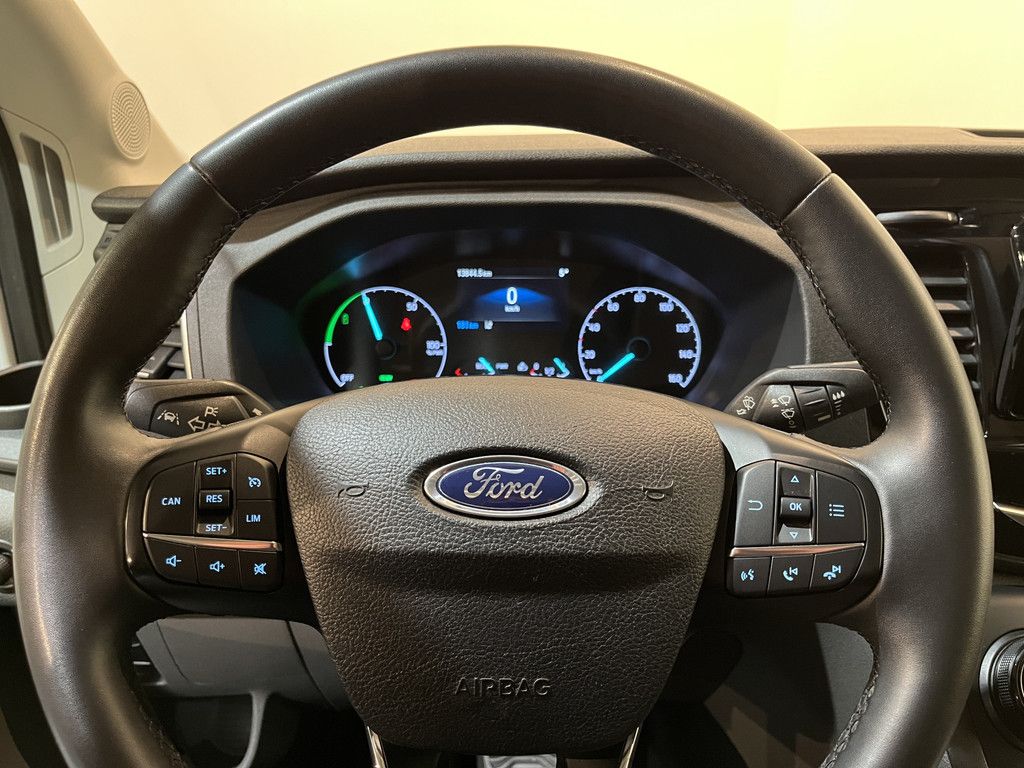 Ford E-Transit 350 L2H2 Trend 68 kWh / 100% Elektrisch !! / Airco / Cruise Control / CarPlay / Camera / Navigatie / 3-Zits / 13.850 KM !!