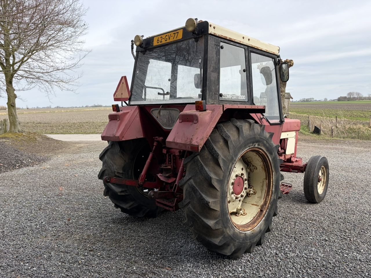 International 844 met cabine en stuurbekrachtiging MARGE