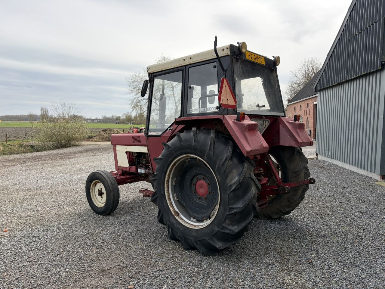 International 844 met cabine en stuurbekrachtiging MARGE