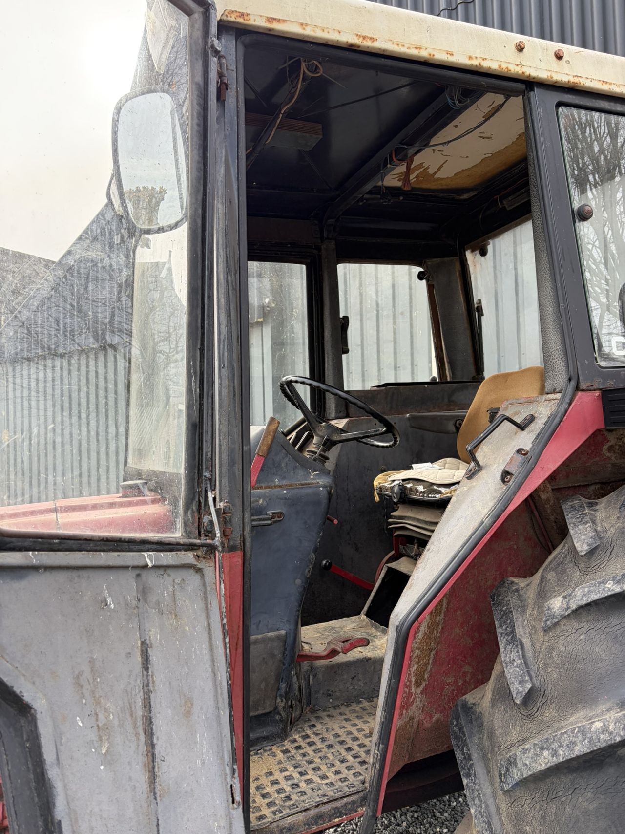 International 844 met cabine en stuurbekrachtiging MARGE