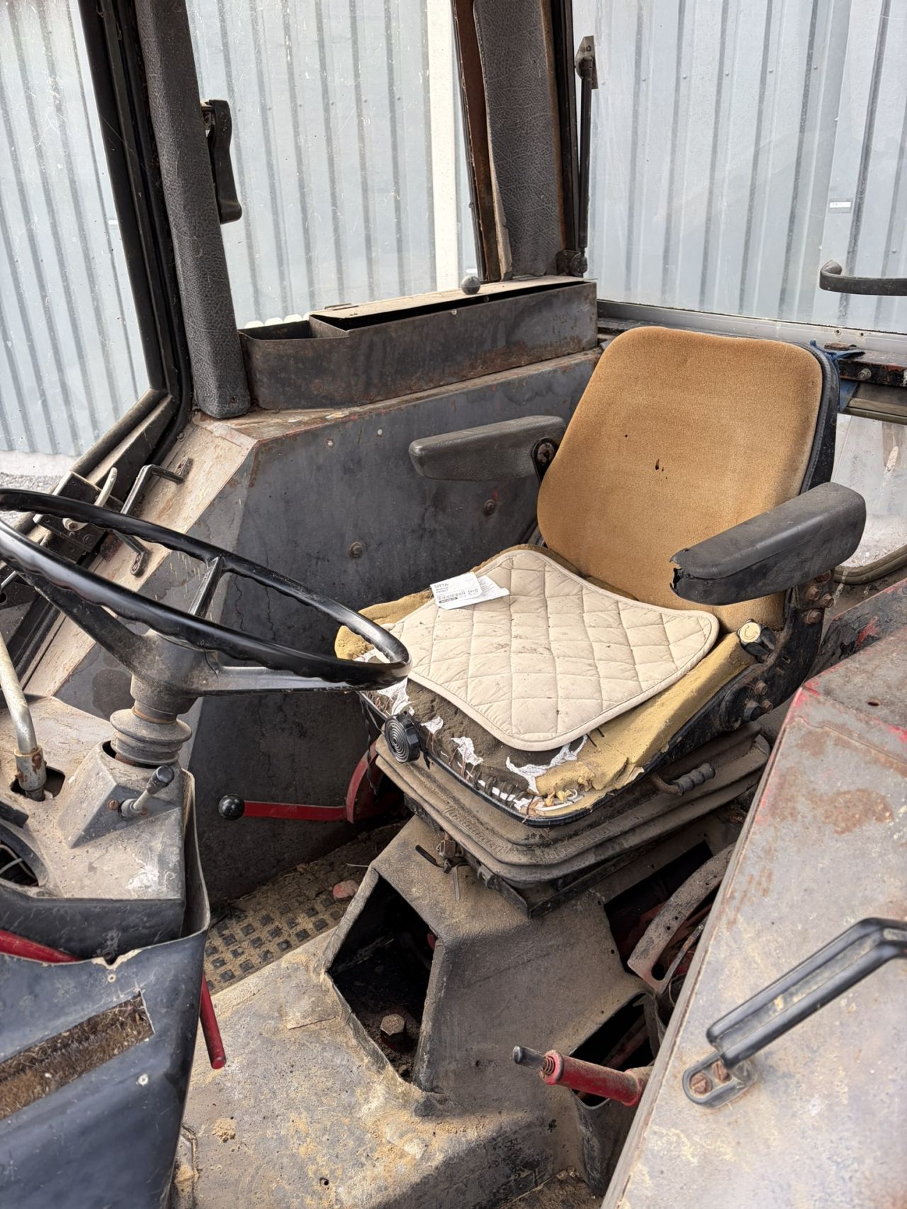 International 844 met cabine en stuurbekrachtiging MARGE