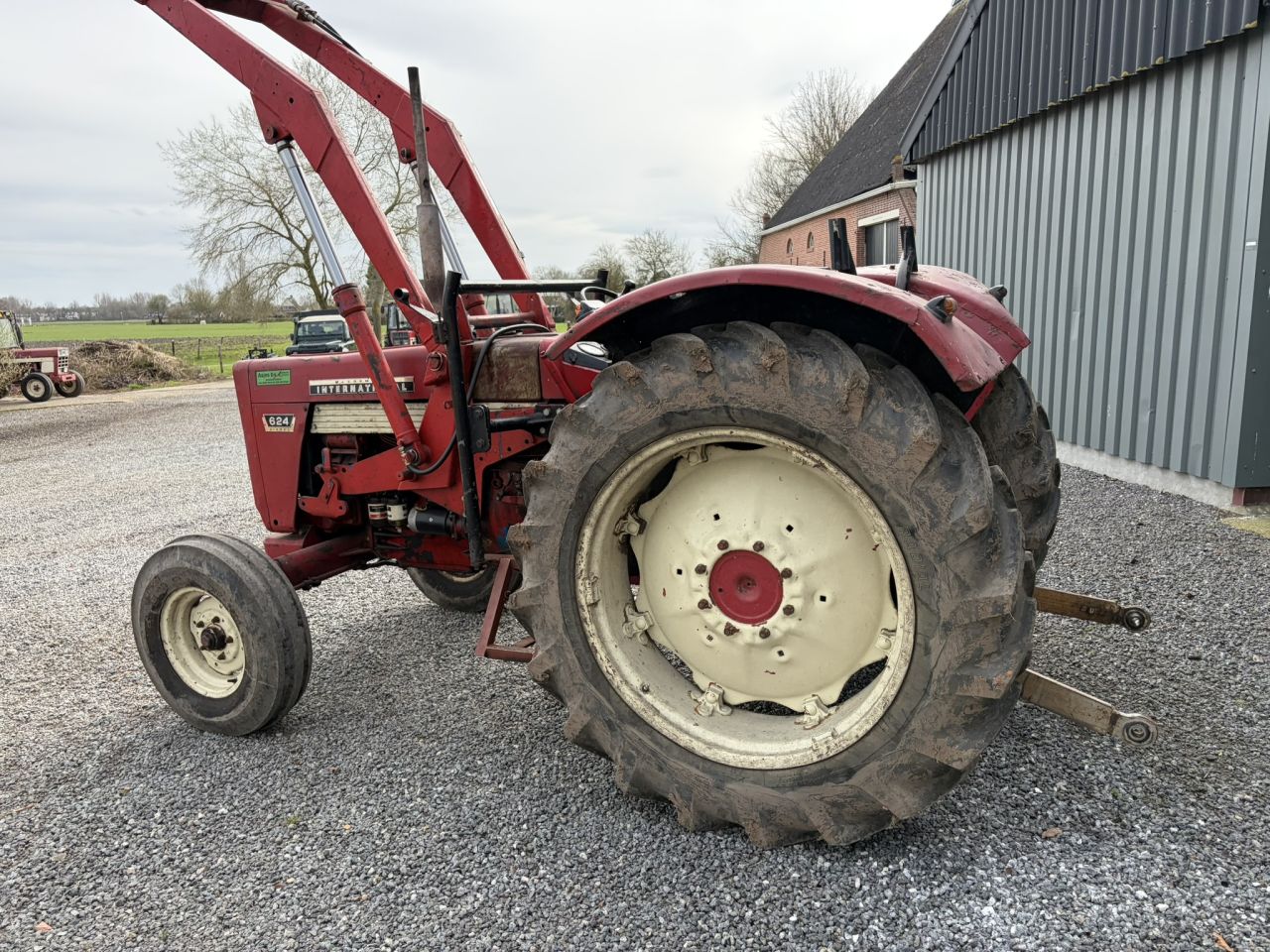MC-Cormick international 624 met voorlader