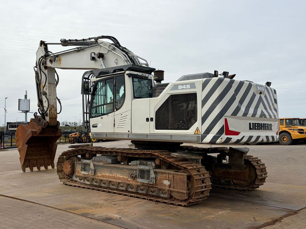 Liebherr R945