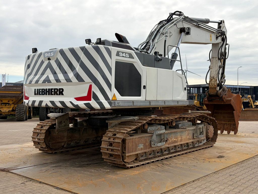 Liebherr R945
