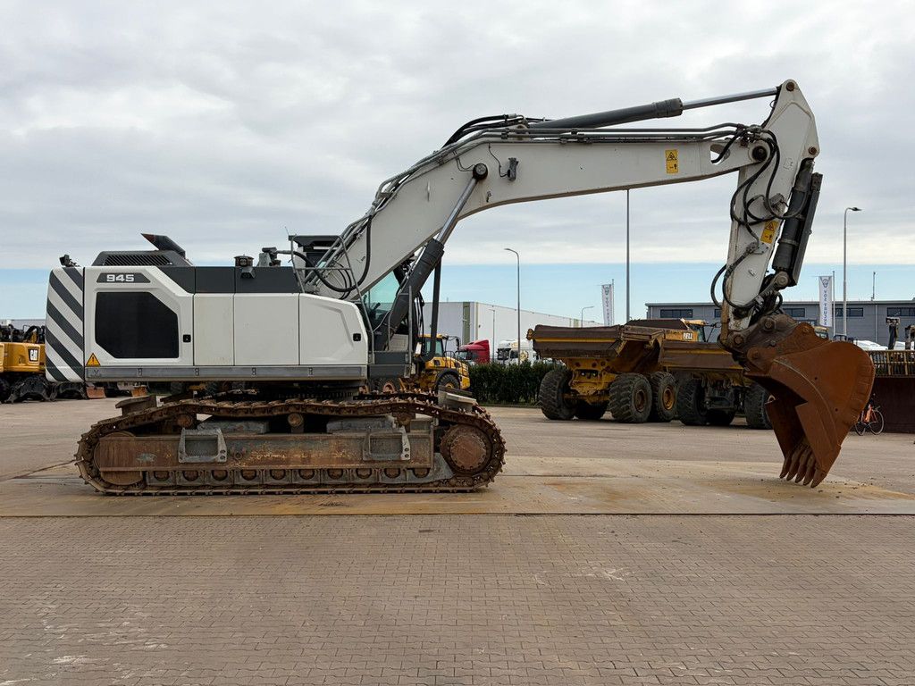 Liebherr R945