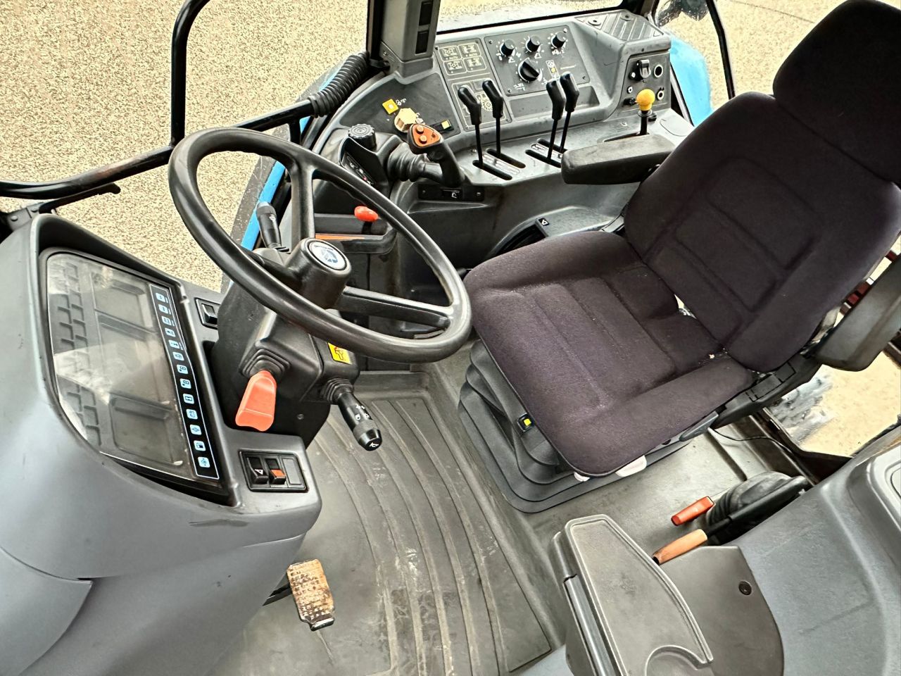 TE KOOP: zeer nette NEW HOLLAND 8360