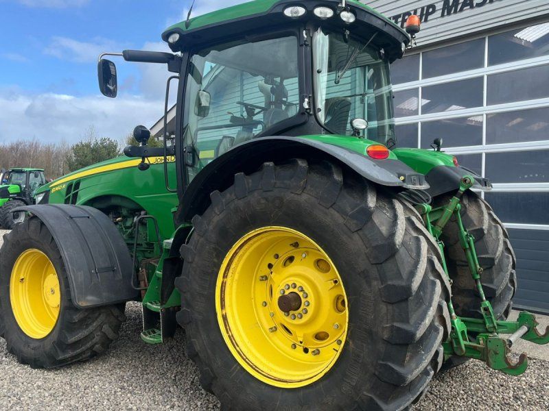 John Deere 8360R Med frontlift og faststeer
