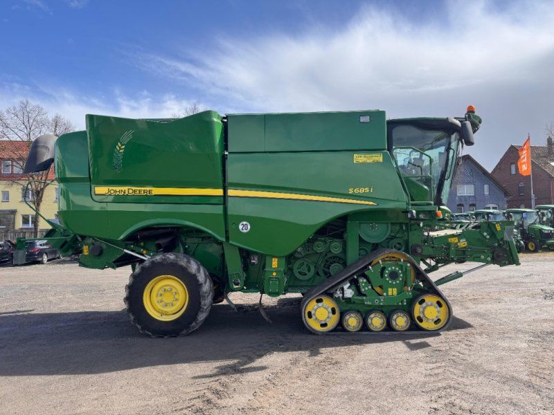 John Deere S685i