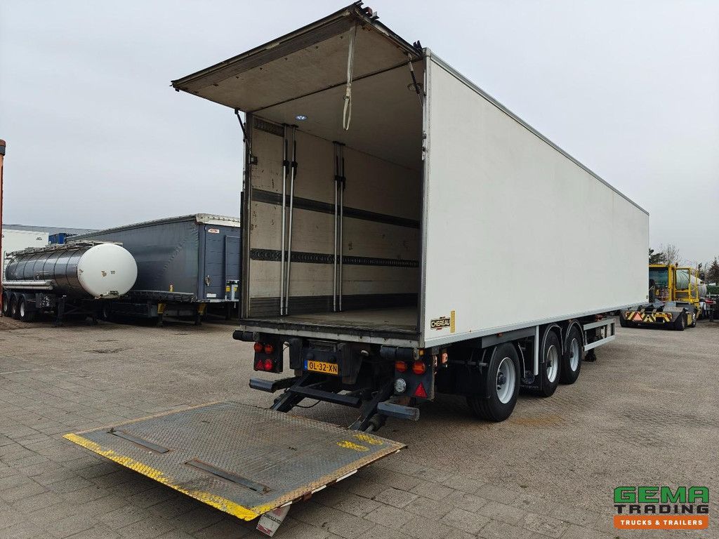 Schmitz TKS24 3-Axle BPW - Chereau Insulated Body - Lift/Steering Axle - Disc Brakes - Tail Lift 2000KG