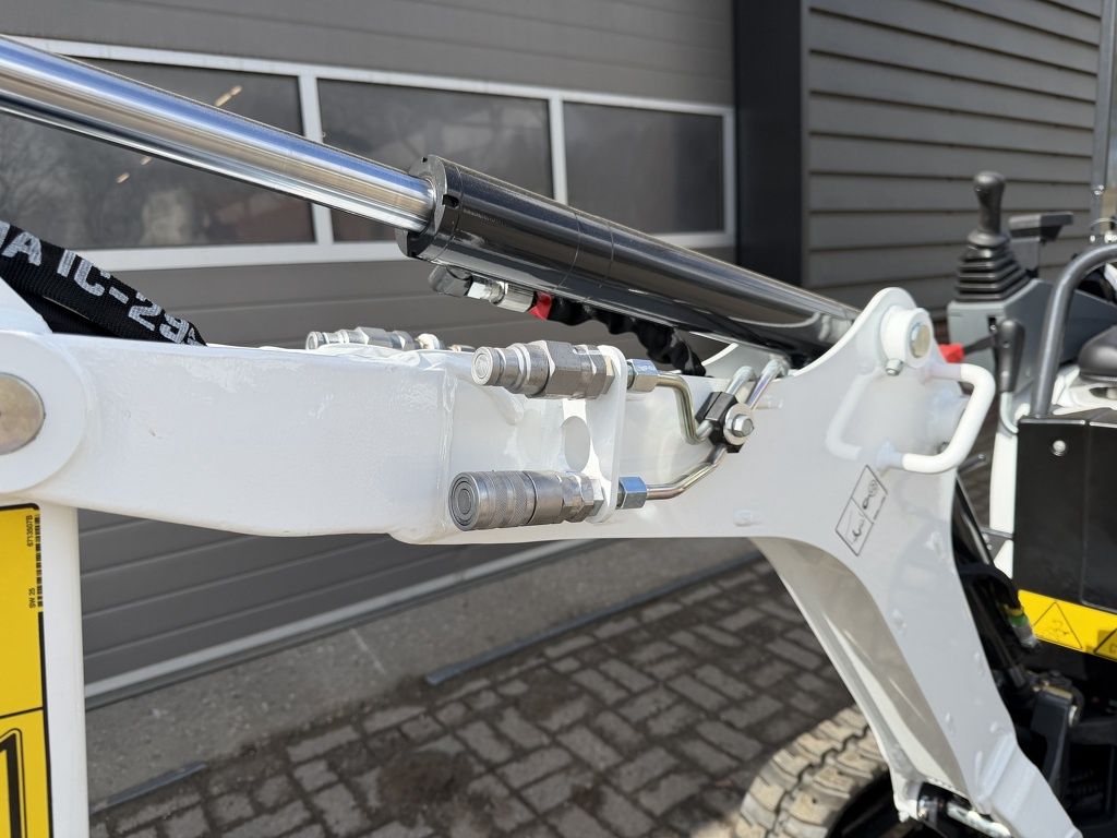 Bobcat E10 z minigraver NIEUW SLOOP / SORTEER functie hydraulische wissel + 3 bakken