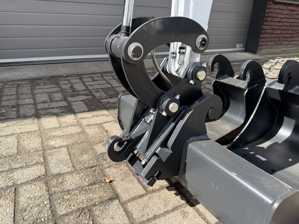 Bobcat E10 z minigraver NIEUW SLOOP / SORTEER functie hydraulische wissel + 3 bakken