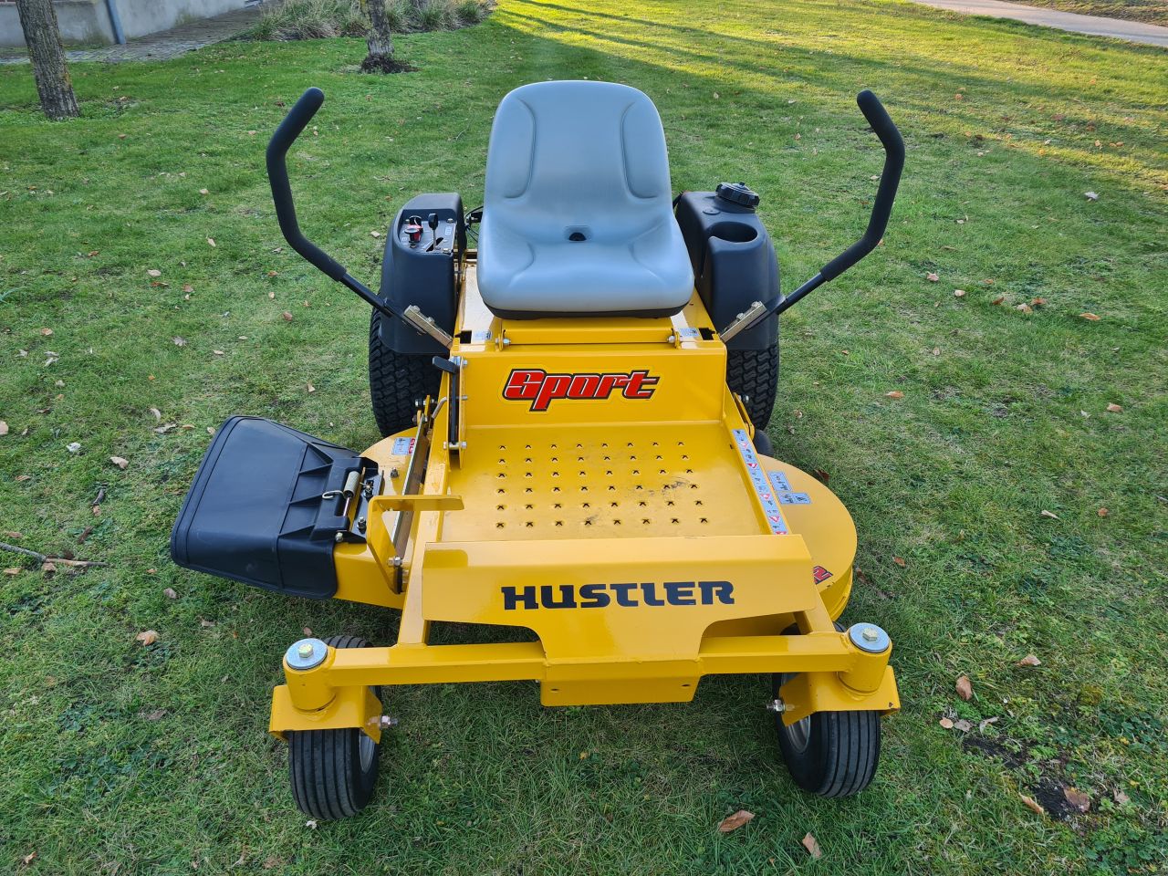 Hustler Sport zeroturn 42” mulch zitmaaier als nieuw.