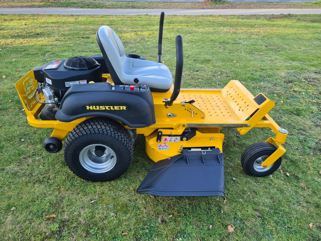 Hustler Sport zeroturn 42” mulch zitmaaier als nieuw.