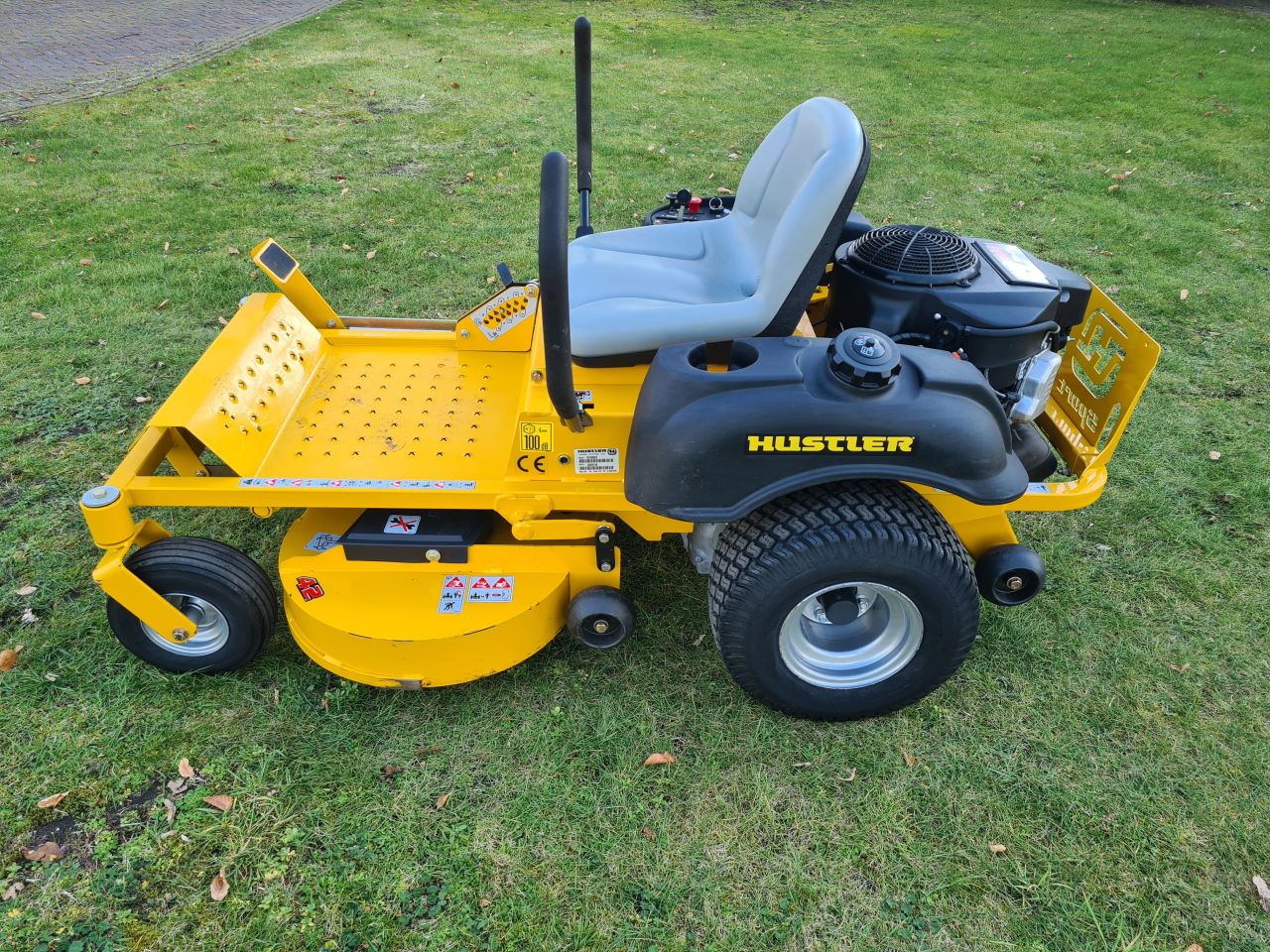 Hustler Sport zeroturn 42” mulch zitmaaier als nieuw.