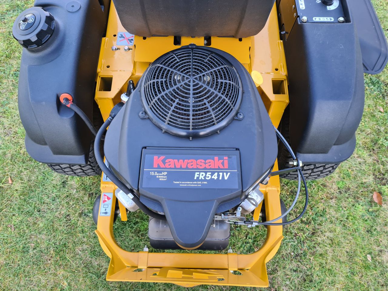 Hustler Sport zeroturn 42” mulch zitmaaier als nieuw.