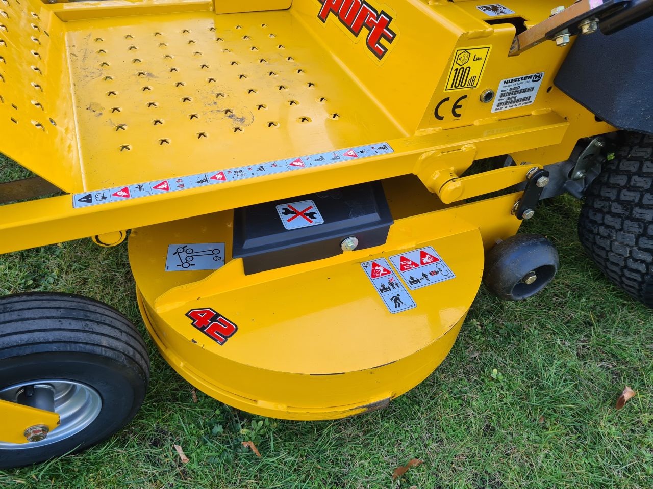 Hustler Sport zeroturn 42” mulch zitmaaier als nieuw.