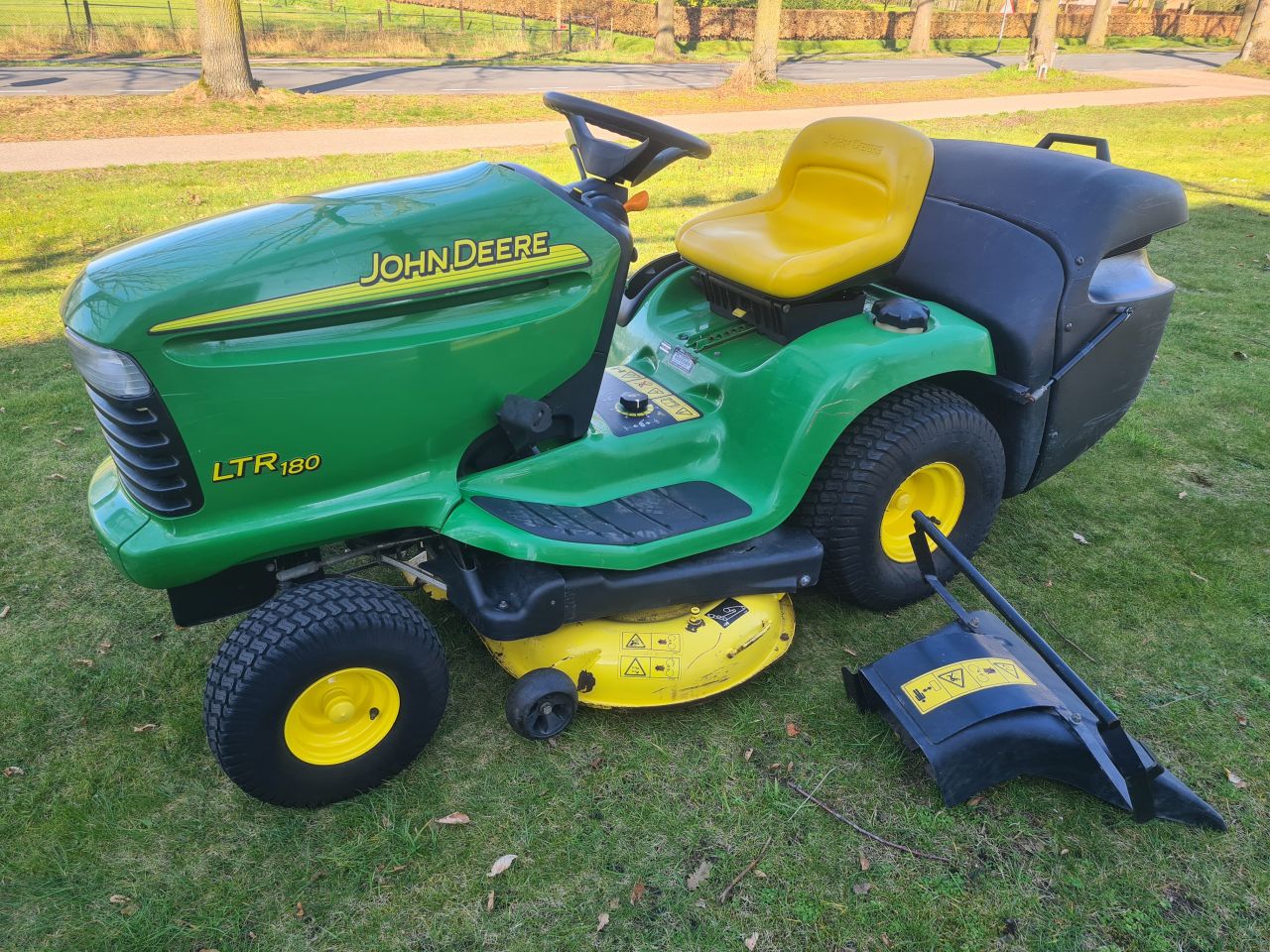 John Deere LTR 180 zitmaaier met opvangbak 2 cilinder Kawasaki.