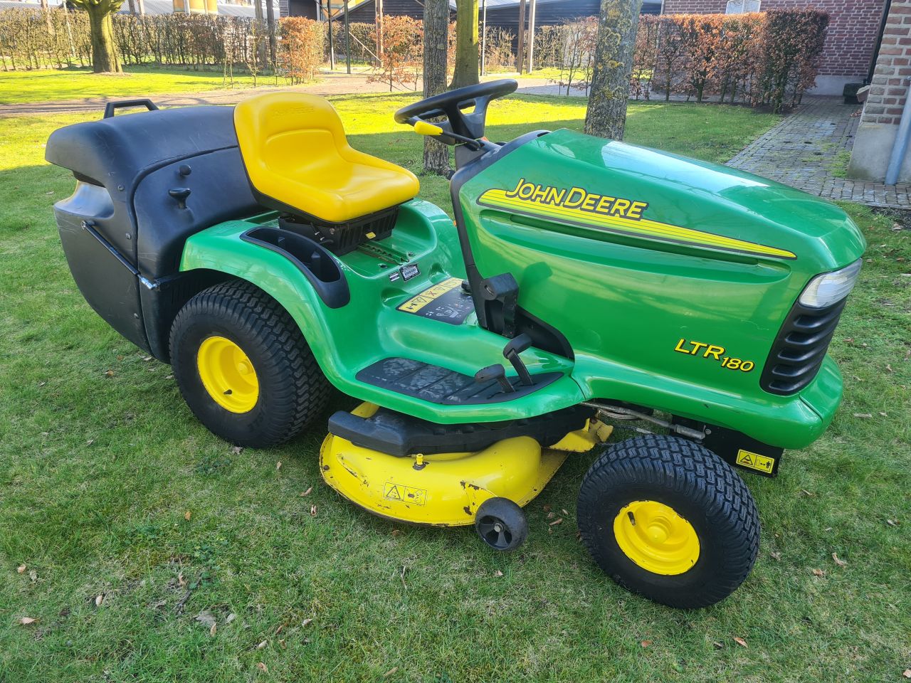 John Deere LTR 180 zitmaaier met opvangbak 2 cilinder Kawasaki.