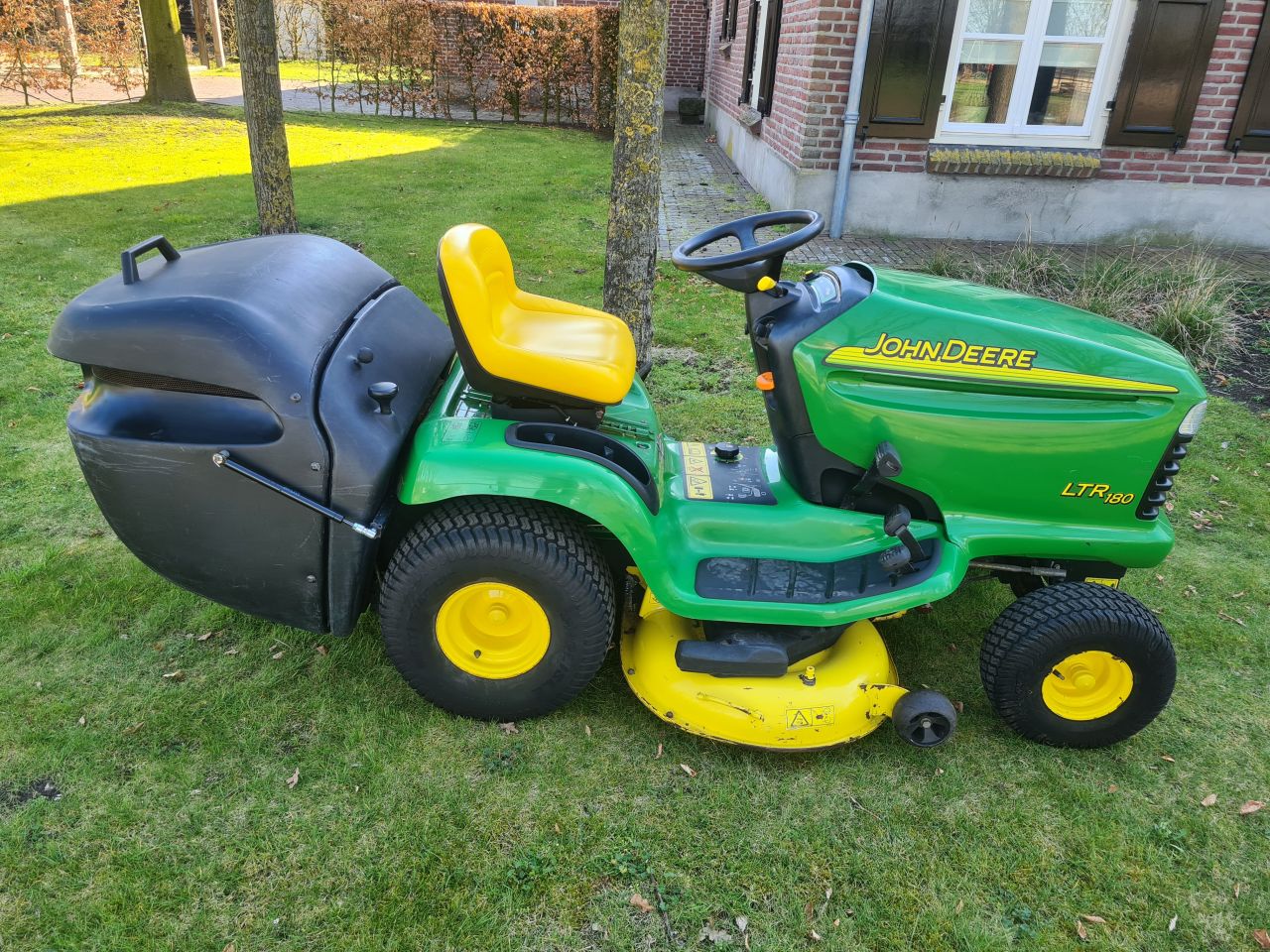 John Deere LTR 180 zitmaaier met opvangbak 2 cilinder Kawasaki.
