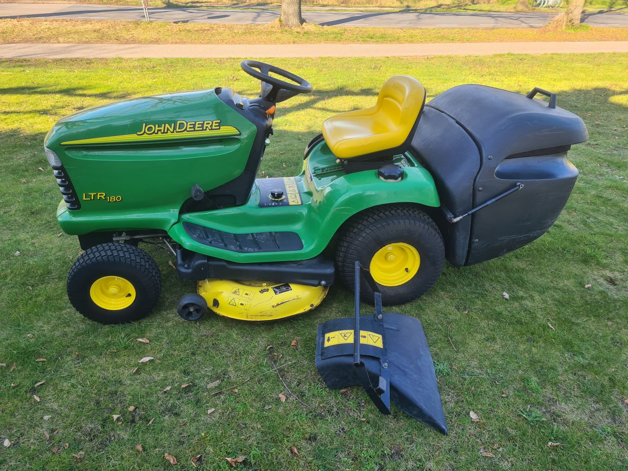 John Deere LTR 180 zitmaaier met opvangbak 2 cilinder Kawasaki.