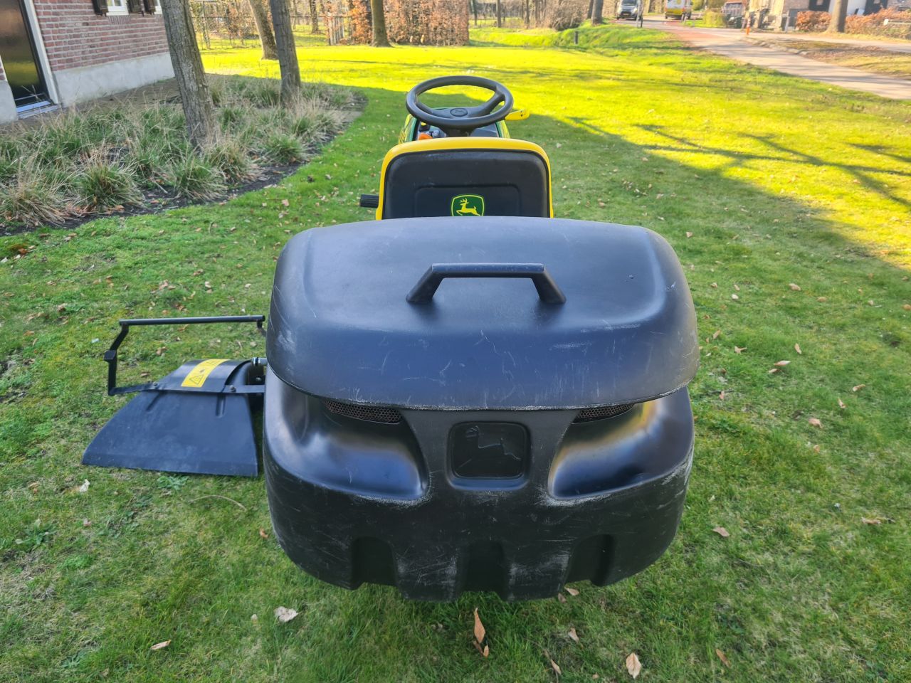 John Deere LTR 180 zitmaaier met opvangbak 2 cilinder Kawasaki.