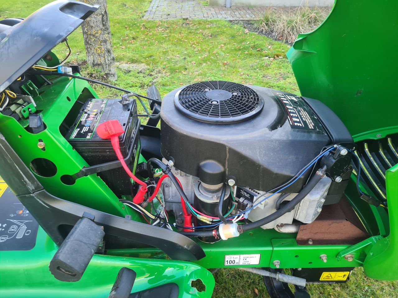 John Deere LTR 180 zitmaaier met opvangbak 2 cilinder Kawasaki.