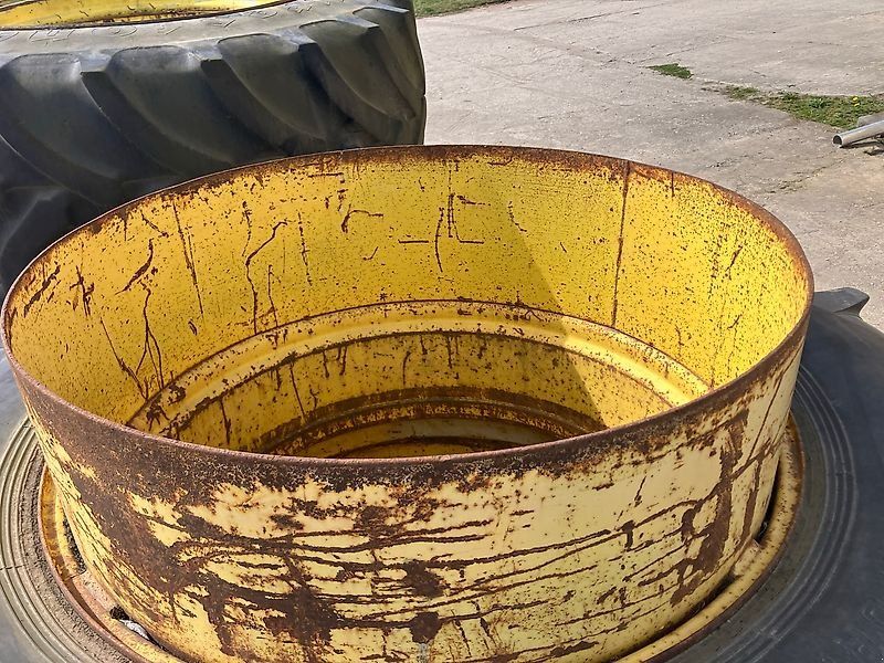 Zwillingsräder 20.8R42 an 42 Zoll Hauptrad