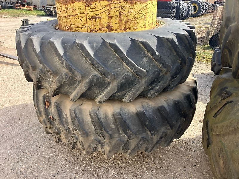 Zwillingsräder 20.8R42 an 42 Zoll Hauptrad