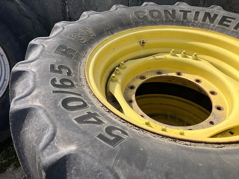 John Deere 540/65R30 auf 12 Loch Felge