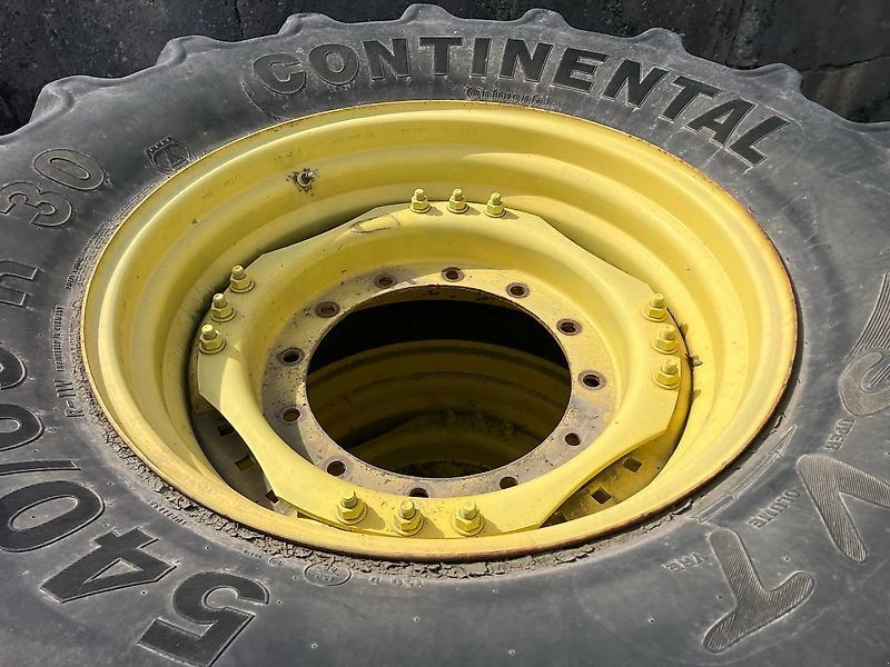 John Deere 540/65R30 auf 12 Loch Felge
