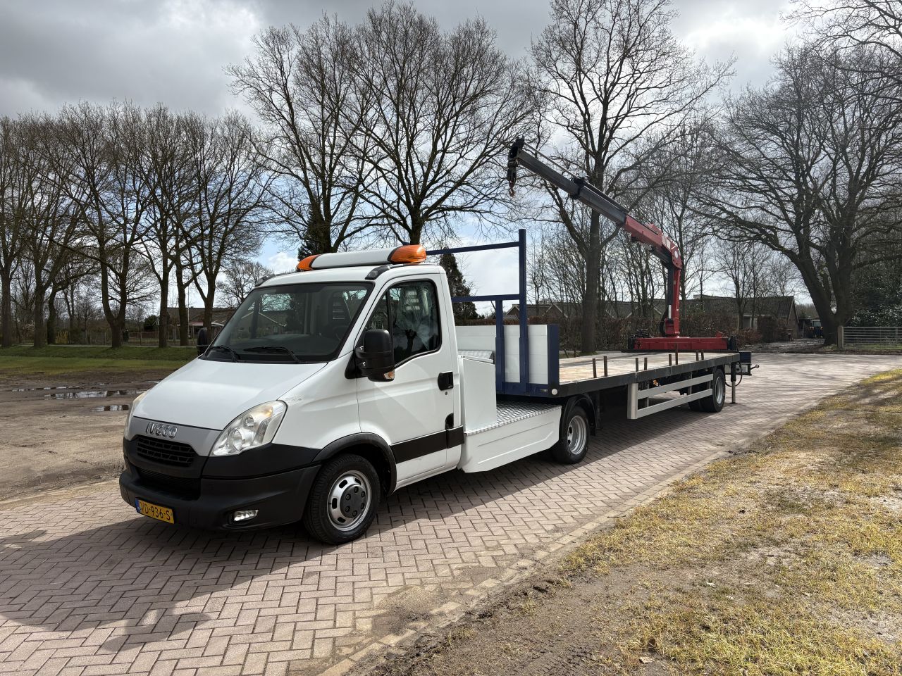 Be trekker Iveco Daily 35C17 - be oplegger VERHAGEN met KRAAN