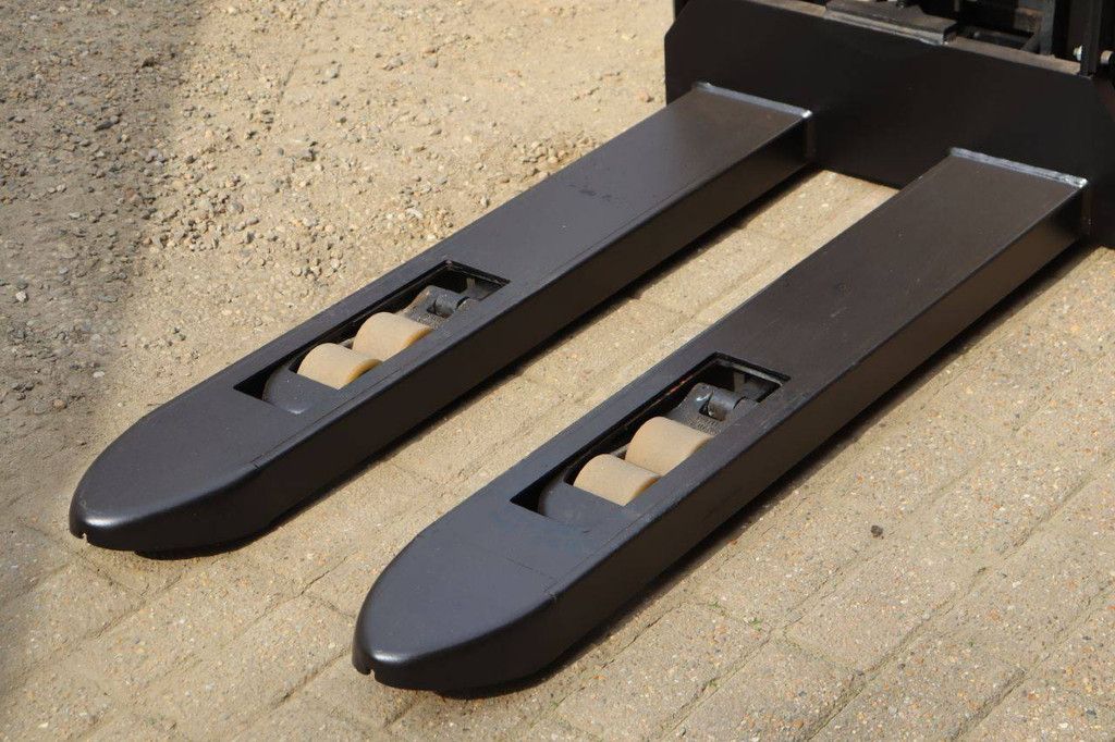 Stacker BT SWE140L Electric 1400kg 2.65m 2015