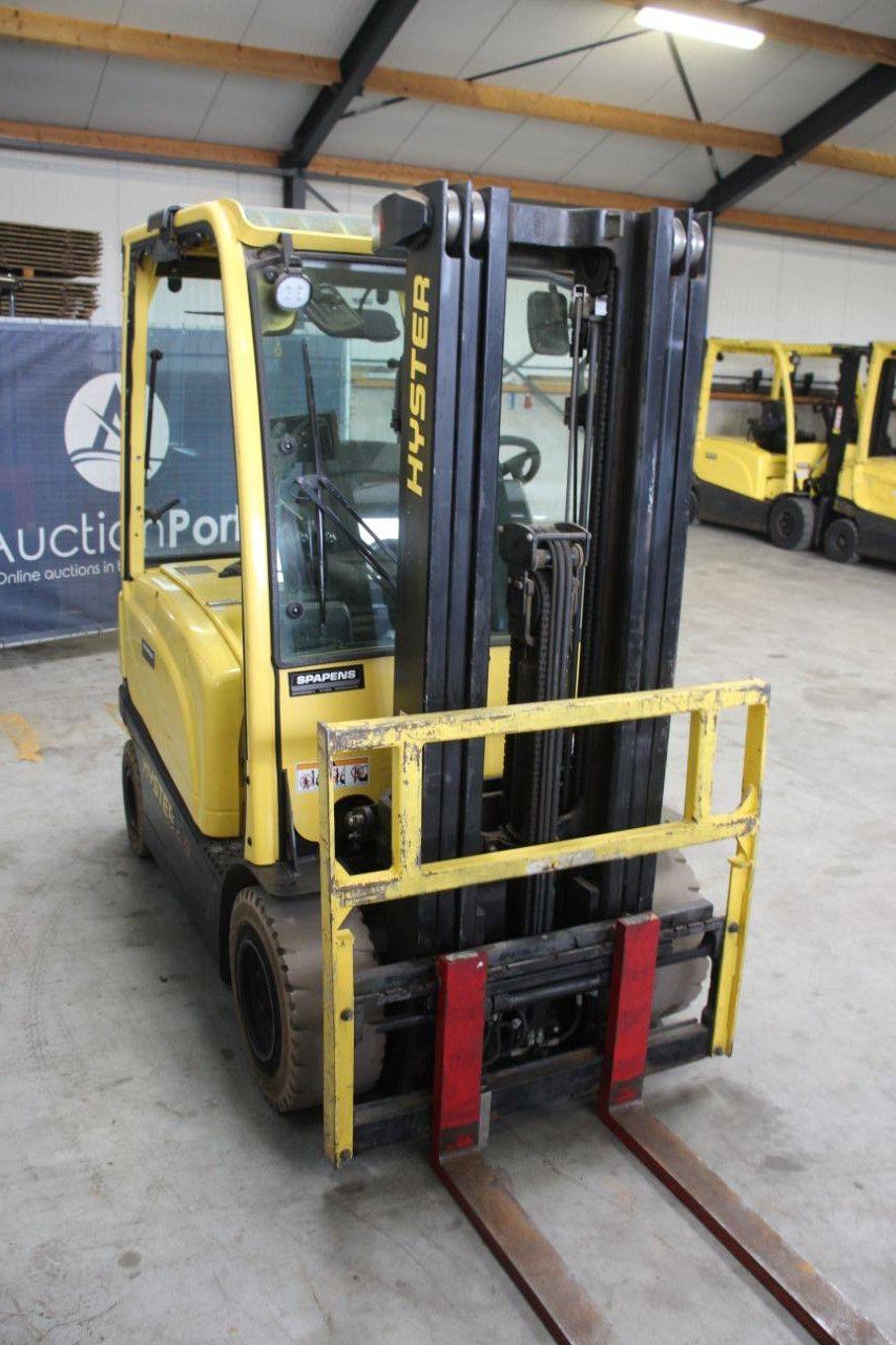 Hyster J2.5XN Electric Forklift 2360kg 4.95m 2017