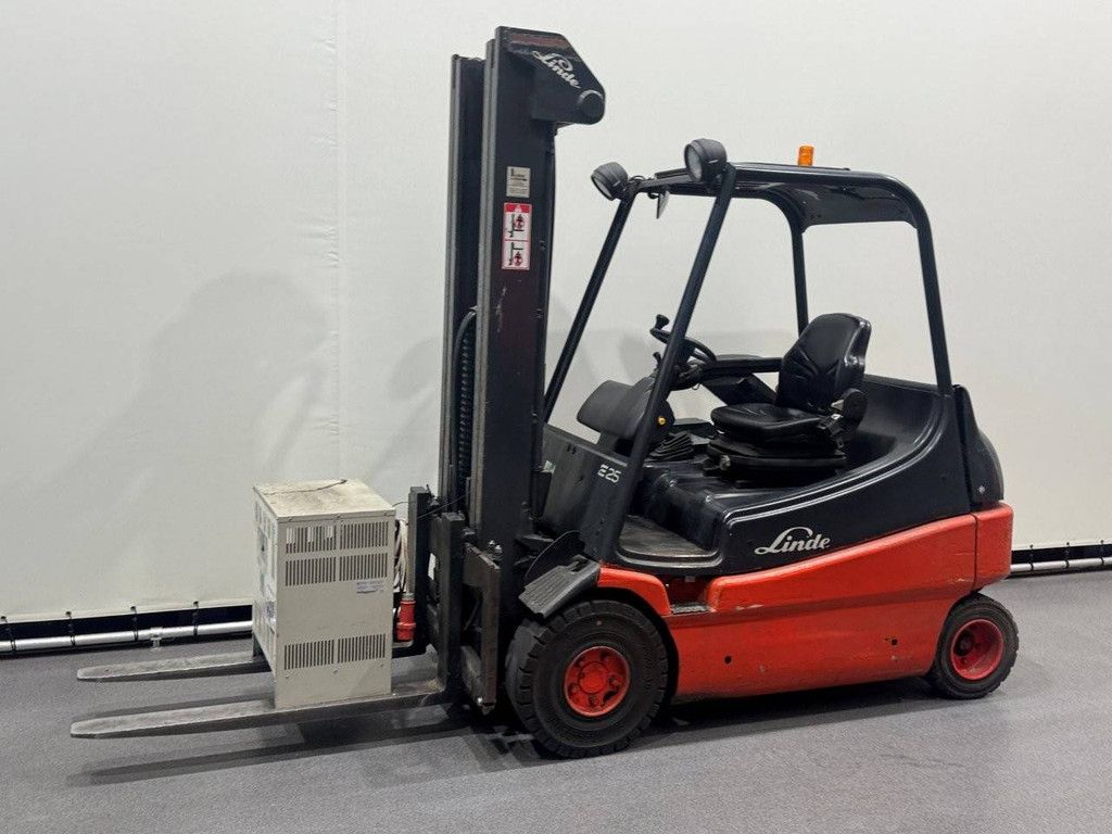 Linde E25-02 Electric Forklift 2500kg 5.3m 2006