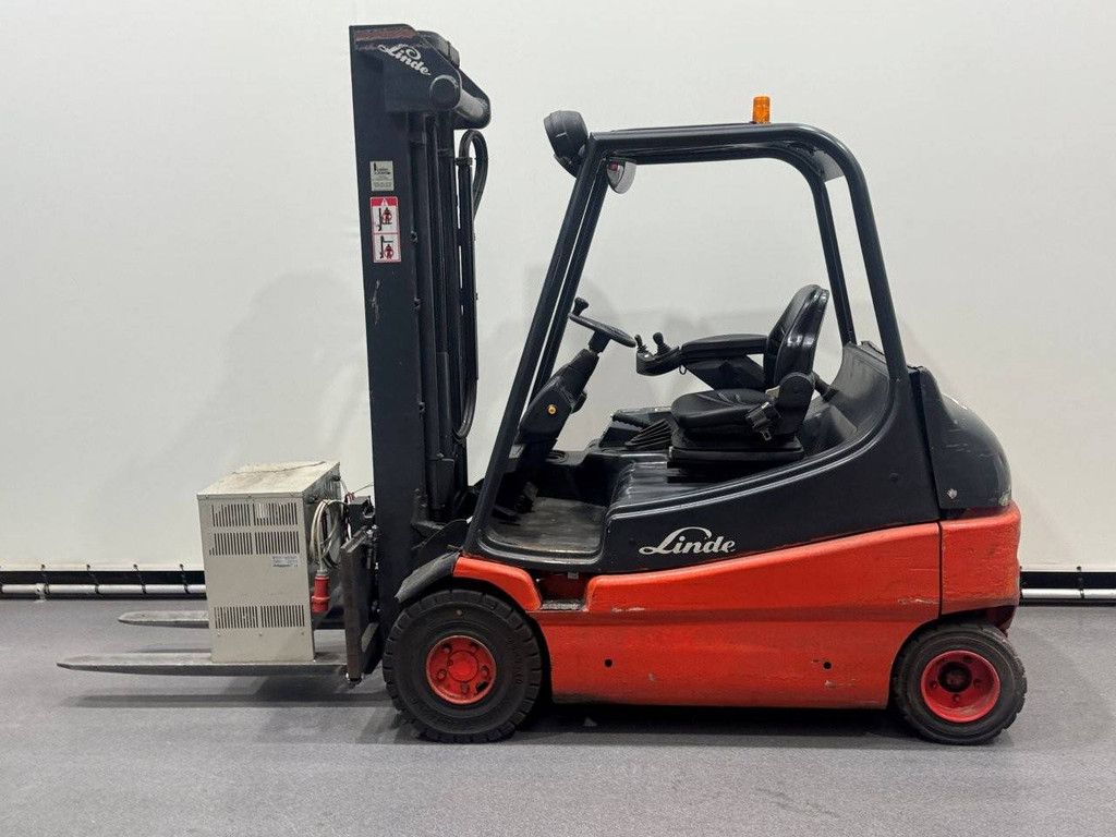 Linde E25-02 Electric Forklift 2500kg 5.3m 2006