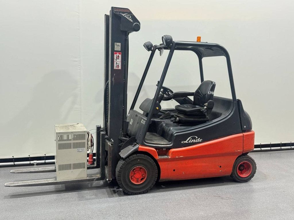 Linde E25-02 Electric Forklift 2500kg 5.3m 2006