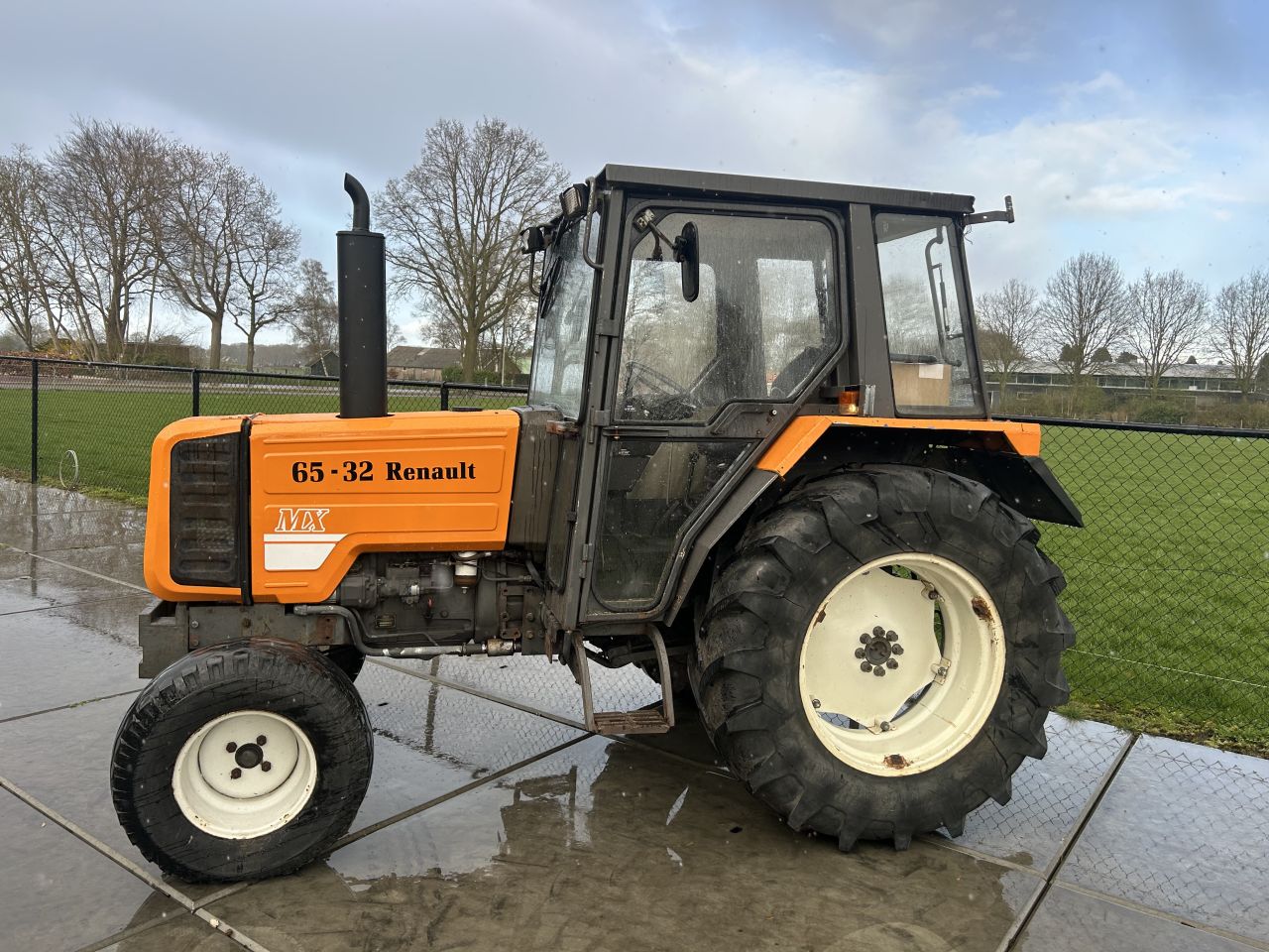 Zeer nette Renault mx65-32 met voorlader (marge)