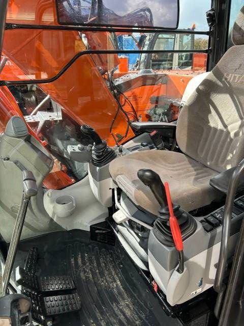 Hitachi ZX 135 US 5-B