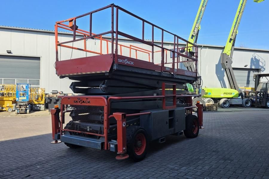 SkyJack SJ9250RT Diesel, 4x4 Drive, 17.2m Working Height,